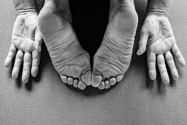 Close-up of hands on a yoga mat during a pause.